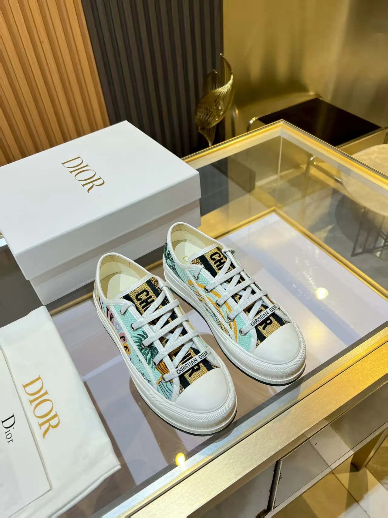 👟👟Ex-factory price 520👟👟 Walk‘n’Dior embroidered mid-top casual shoes are new in 2025. On the fashion stage, Dior embroidered shoes are the well-deserved protagonist. Delicate stitching is used on the upper, every stitch is devoted to the craftsman's efforts, and every thread is woven with artistic poetry. From complex floral patterns to smart geometric textures, embroidery is like the magic that gives shoes life, allowing them to show dynamic beauty even in static conditions.   Wearing Dior embroidered shoes feels like stepping into a dream world full of art. It is not only a pair of shoes, but also a walking piece of art that perfectly integrates fashion and culture. Whether you are strolling on the bustling city streets or attending important social occasions, Dior embroidered shoes can add unique charm to your style and become the focus of everyone's attention.   Choosing Dior embroidered shoes means choosing a persistent pursuit of quality and a unique understanding of fashion. Let it accompany you through every wonderful moment and leave your own fashion mark.  Material: Sheepskin lining, feet, silk cowhide, size 35-41, heel height 5cm
